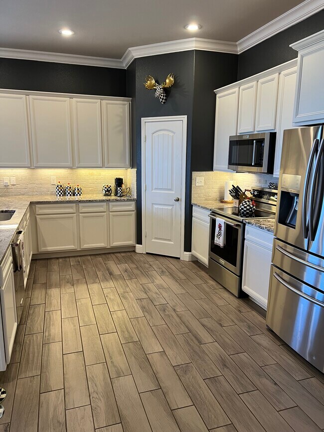 Building Photo - 10301 Valencia Ave