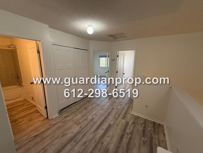 Building Photo - Woodbury Townhouse Available Now, Updated Bath, Open Floor Plan, Loft Area, Fireplace, Attached G...