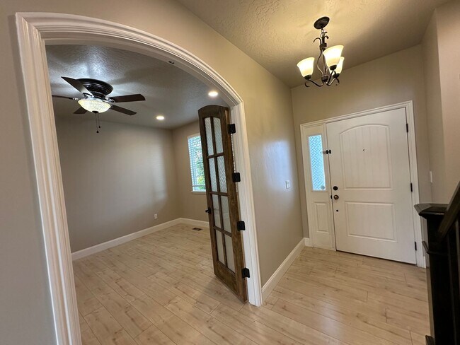 Building Photo - Single Family Home on Ranches Golf Course ...