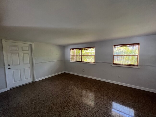 Building Photo - * Coming Soon* 2 Bedroom 1 Bath 2 Blocks from the Ocean
