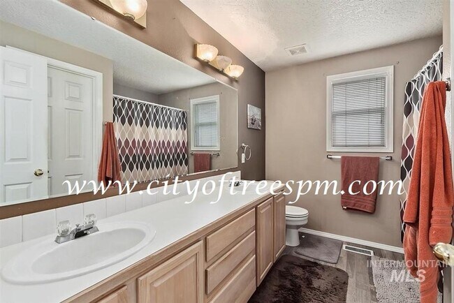 Building Photo - Fantastic 4 bed 2 Bath, 3 Car Garage with ...