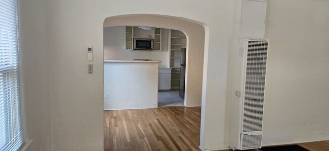 Building Photo - Downtown 2 bedroom apartment in triplex
