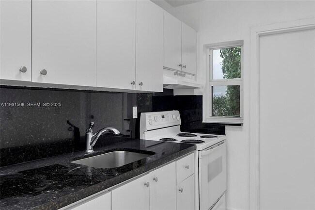 Building Photo - 634 SW 10th St