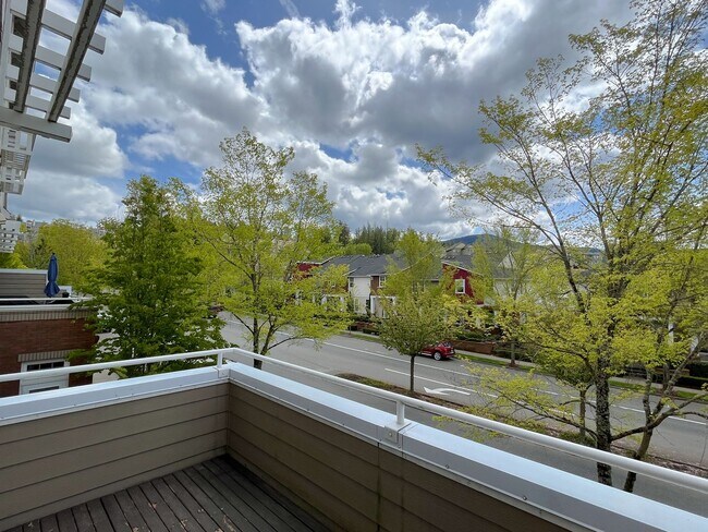 Building Photo - Huge, Updated 2 bed 2.5 bath Issaquah High...
