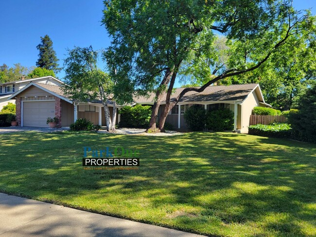 Primary Photo - COMING SOON! Spacious single level Woodlan...
