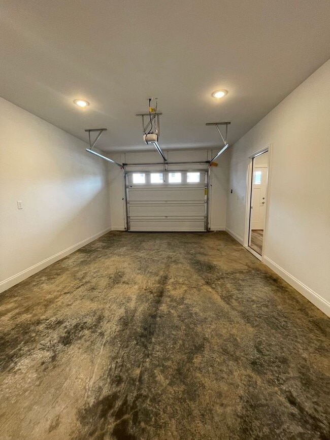 Building Photo - Townhome for rent in Crescent Ridge subdiv...