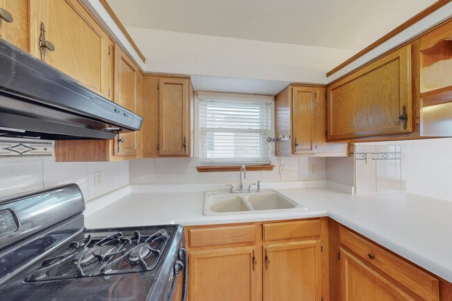 Building Photo - Charming 3 bedroom 2 bath home in Northeas...