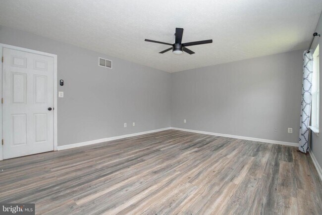 Building Photo - 11 Poplar Grove Ave
