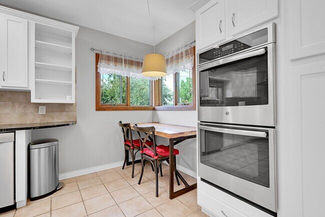 Building Photo - 3 bedroon 1.5 bath home with amazing yard ...