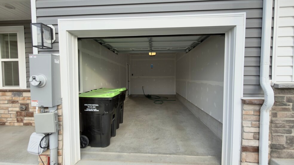 Garage - 106 Hopi Pl