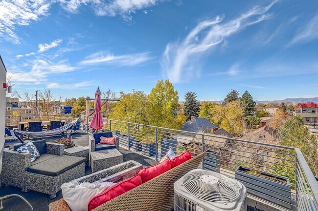 Building Photo - $3,495 = 2 Bed, 2 Bath Townhome in Denver ...