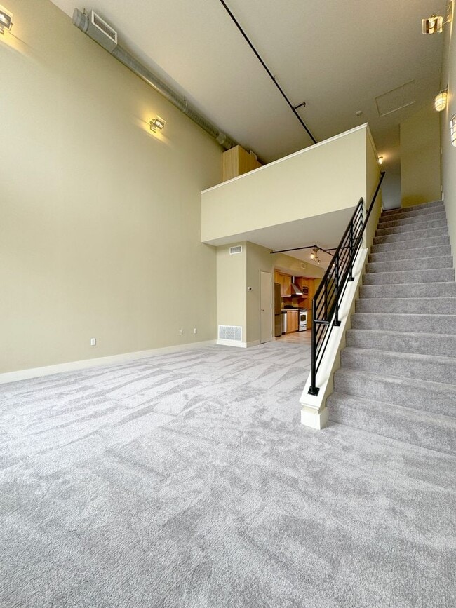 Building Photo - Live & Work Industrial Art Loft with Two C...