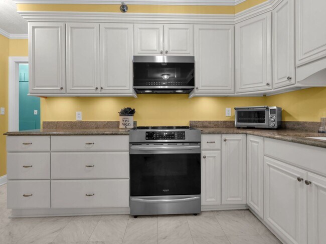 Building Photo - Have It All in Crystal City: Spacious, Stylish & Steps From Everything!