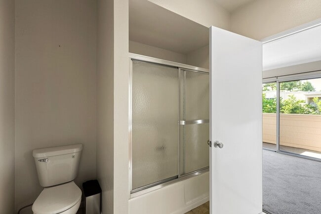 Building Photo - Excellent 1 Br 1Ba with Den in a Well Kept...