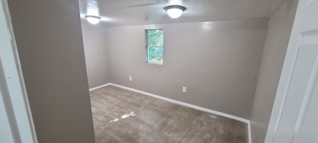 Building Photo - Cute 5 bedroom House