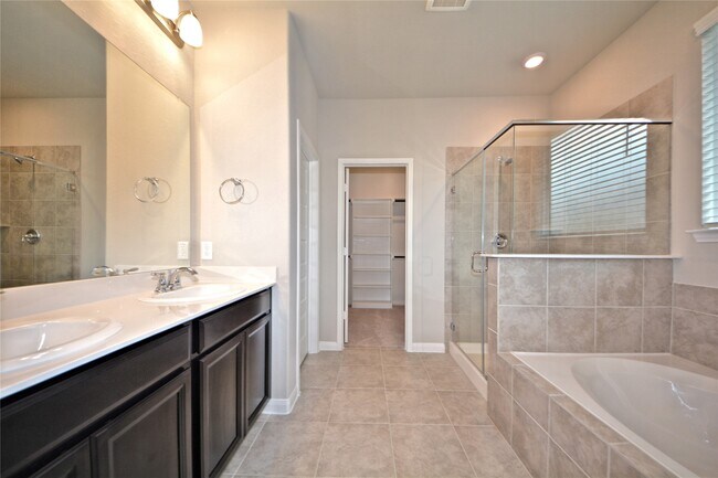 Building Photo - 1015 Modesto Dr