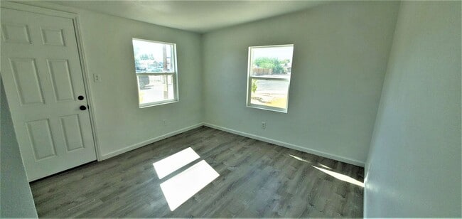 Building Photo - 4 bedrooms and 2 full baths.