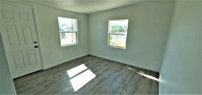 Building Photo - 706 W Euclid Ave