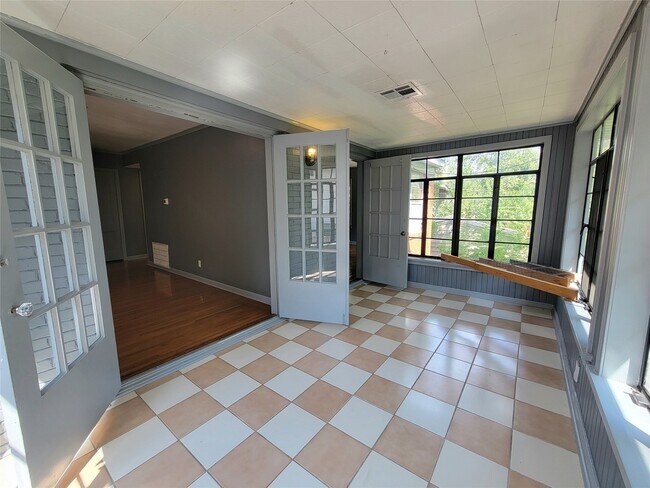 Building Photo - 2027 Sheridan St