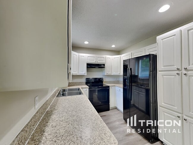 Building Photo - 615 Sherman Dr