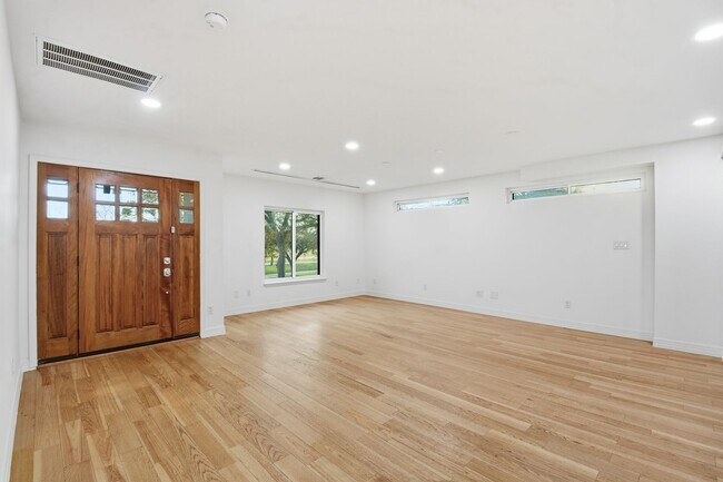 Building Photo - Beautiful Houston Home Featuring a Private Pool