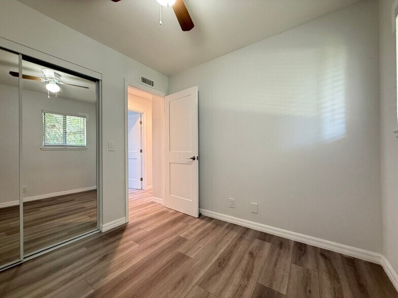 Building Photo - 10130 Hull Dr