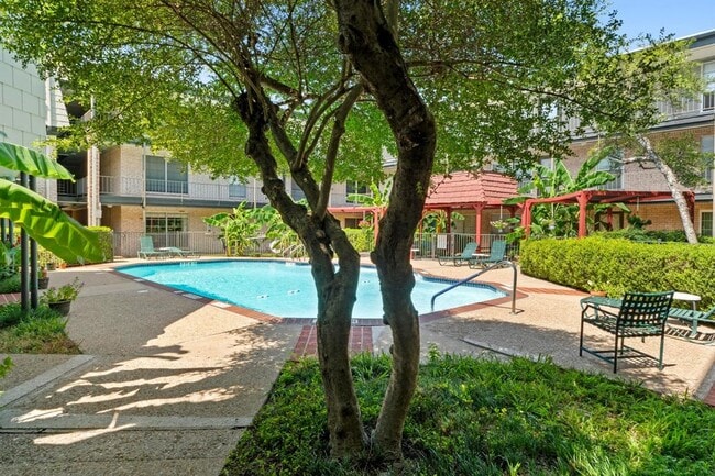 Building Photo - 2425 Ashdale Dr