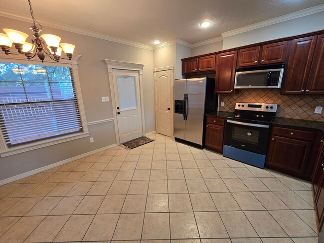 Building Photo - College Station - 2 bed - 2 1/2 bath Townh...