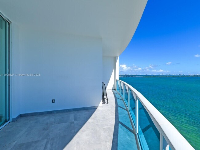 Building Photo - 725 NE 22nd St