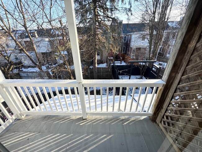 Building Photo - 4 Bedroom Townhome