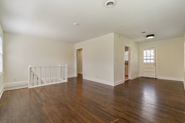 Building Photo - Freshly renovated duplex near Charlotte Av...