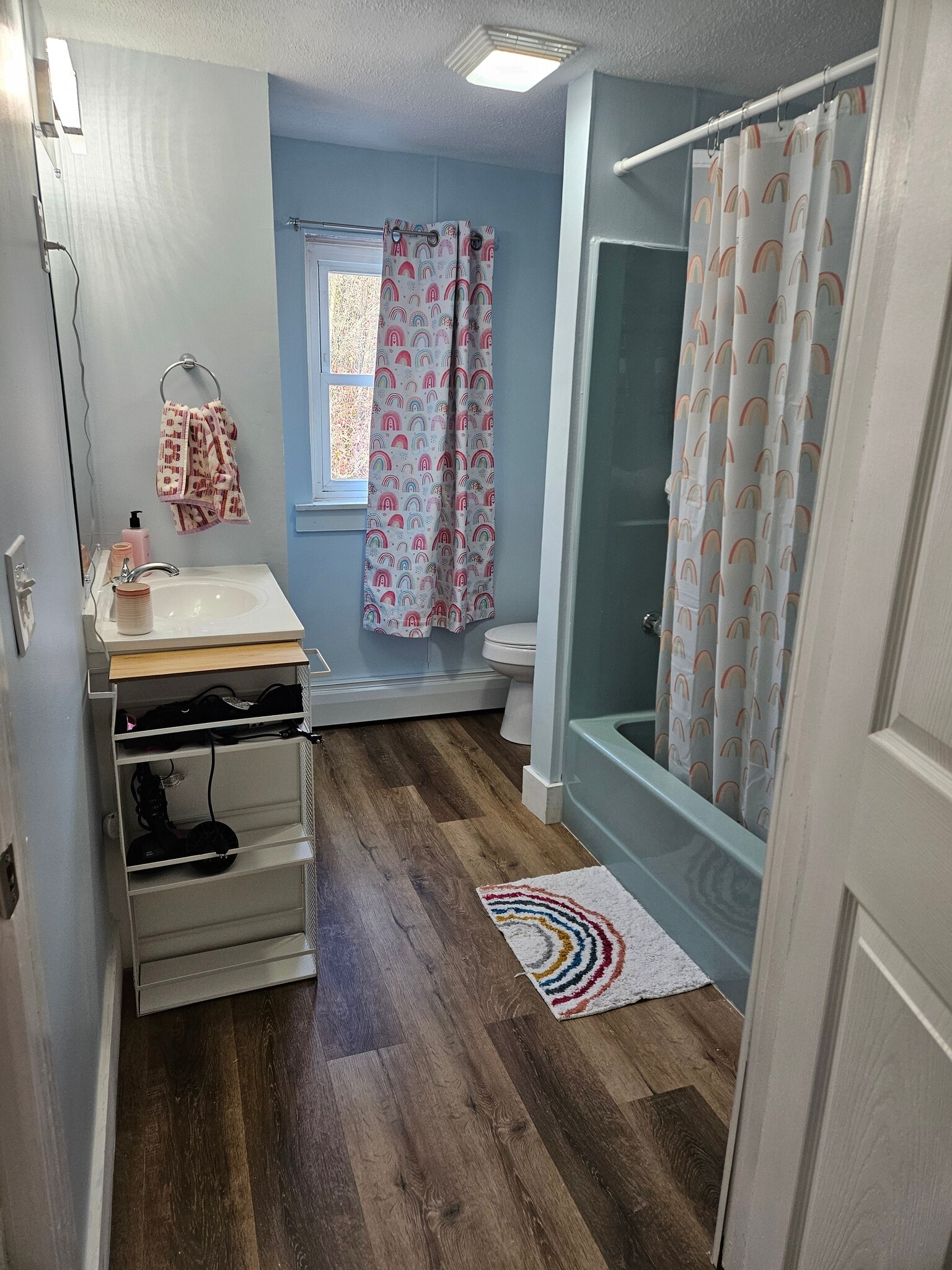 Shared bathroom with tub and storage - 149 W Sheridan Ave