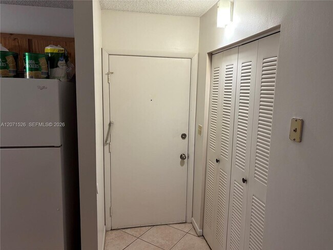Building Photo - 2771 Riverside Dr