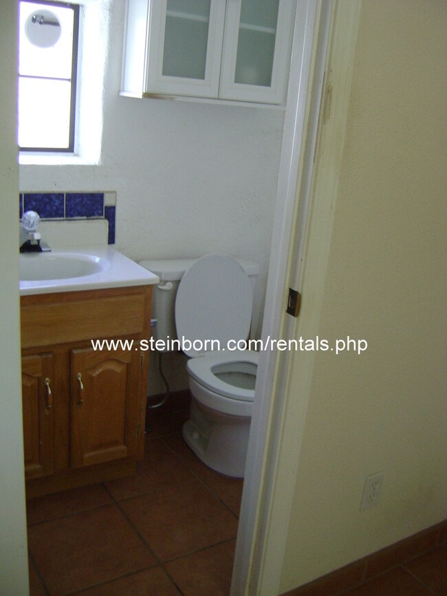 Building Photo - Cute Efficiency Apartment in Downtown Area