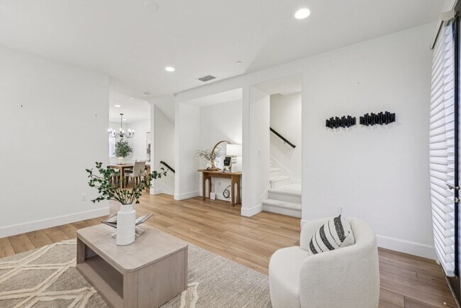 Building Photo - Beautiful Corner-Unit Townhome Near Downtown – 4 Bed | 3 baths