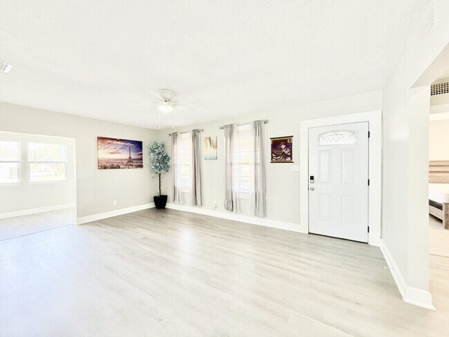 Building Photo - 3308 N Avon Ave