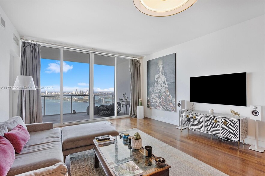 Building Photo - 2020 N Bayshore Dr