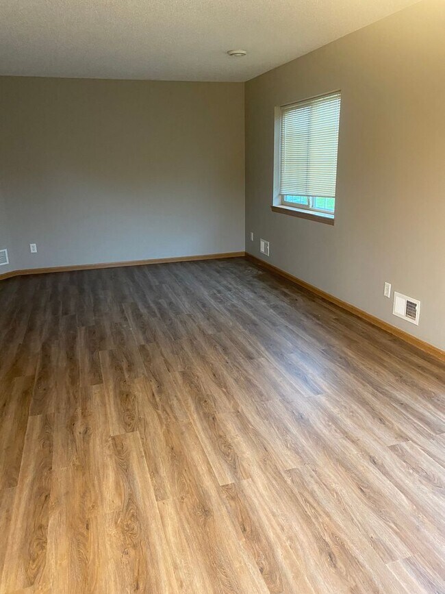 Building Photo - 3 Bedroom Townhome on Peach Dr. in Sauk Ra...