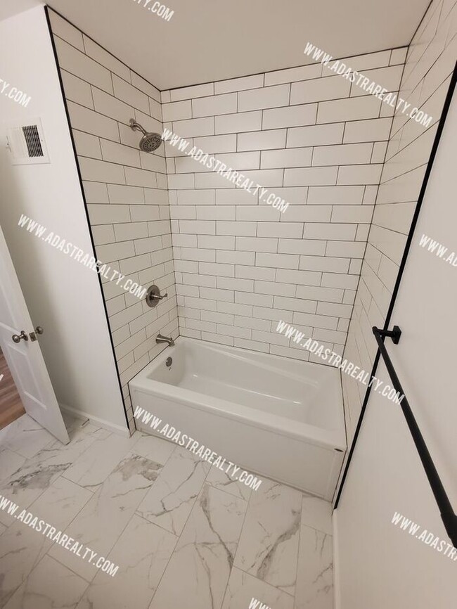 Building Photo - Absolutley Beautiful 4 Bedroom 2.5 Bath Ov...