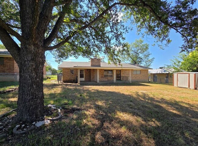 Building Photo - FOR LEASE!!