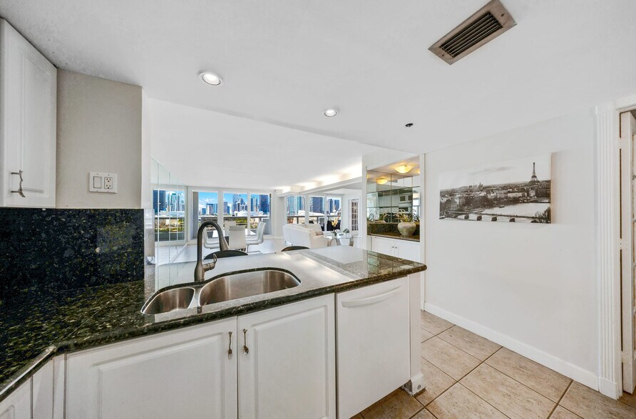 Building Photo - 1717 N Bayshore Dr