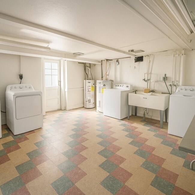 Building Photo - 658 Childs Ave