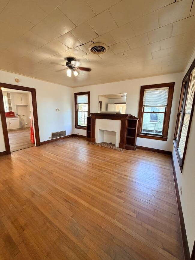 Building Photo - Beautiful 2 Bedroom Home - Just Updated and Central Air and Heat!