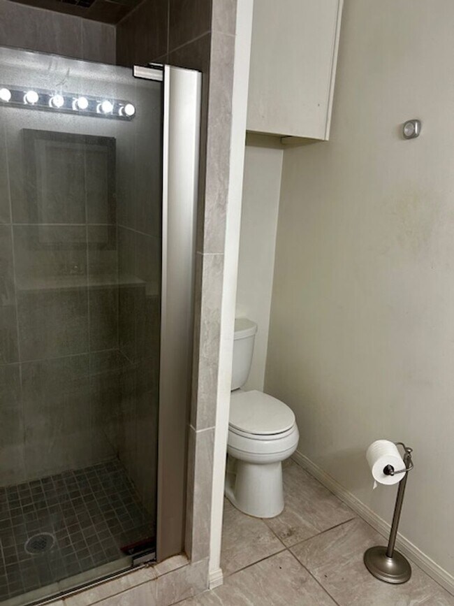 Building Photo - Single Family Home / Condo for Rent - Southwest Bakersfield