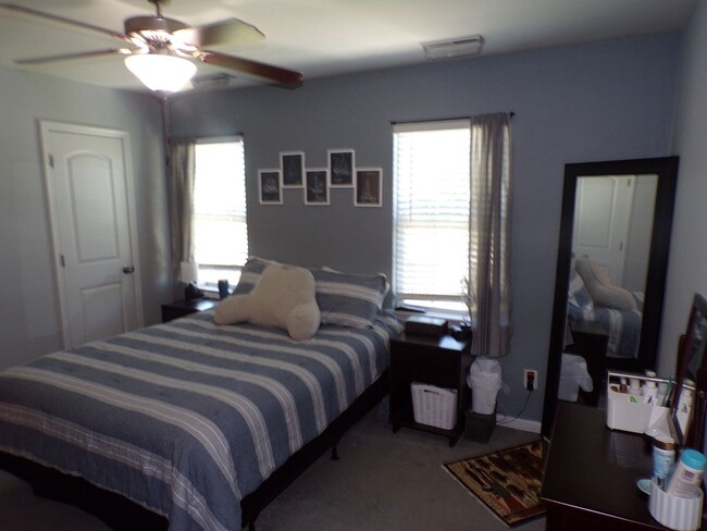 Building Photo - Two Bedroom Two and half Bathrooms Townhome!