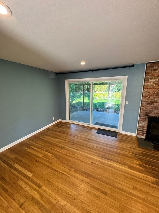 Building Photo - 3 Bedroom 1.5 baths! Walker & Cedar Hills ...