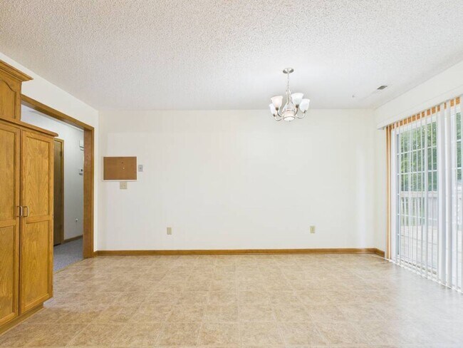 Building Photo - 1213 Fox Run Dr
