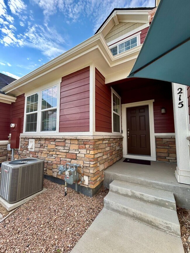 Building Photo - Modern Three Bedroom Townhome Available For Rent in Creekside