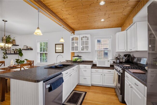 Building Photo - 302 Lindsay Rd