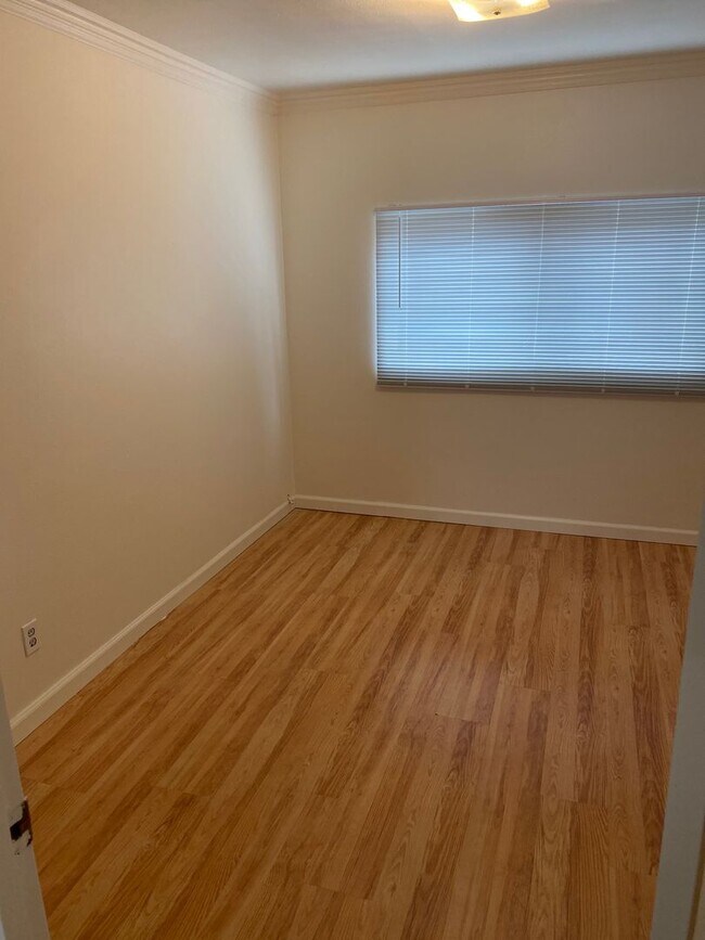 Building Photo - La Luna